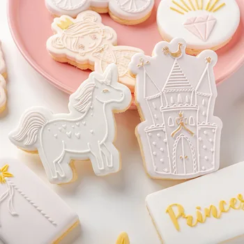 2 adet / takım Unicorn Prenses Taç Kek kurabiye kalıbı Damga Embosser Kesici Akrilik Fondan Şeker Zanaat Kek Kek Dekorasyon Araçları