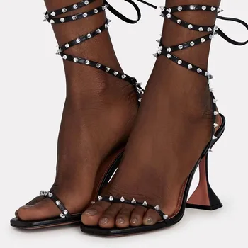 2022 Yeni Yaz Kare burnu açık burnu açık Kauçuk Ding Kayış Sandalet Perçinler Roma Tarzı Seksi kadın ayakkabısı